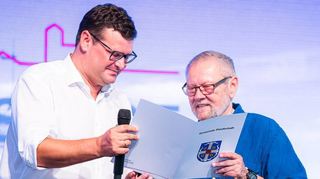 Gemeindearchivar Ulrich Kobelke wird von Bürgermeister Nils Drescher für seine 25-jährige Tätigkeit als Gemeindearchivar ausgezeichnet.