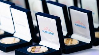 Die Medaillen, Pins und Urkunden stehen bereit für die Ehrungen – 113 Auszeichnun-gen stehen an.