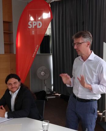 SPD-Ortsvereinsvorsitzender Jakob Breunig (l.) hört Prof. Dr. Lars Castellucci zu, der stellvertretender Vorsitzender des Innenausschusses des Bundestags ist.