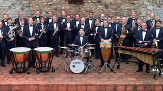 Das Landespolizeiorchester Rheinland-Pfalz unterstützt den Lions Club Speyer Palatina bei seinem Benefizkonzert zum zehn-jährigen Bestehen mit schwungvollen Klassikern und modernen Stücken.