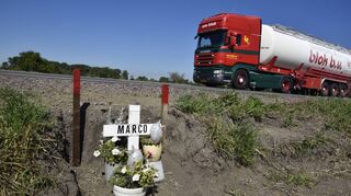 Ein Kreuz erinnert an der B 39 an den verstorbenen Marco. Das Regierungspräsidium ließ es nun auf das angrenzende Feld versetzen.