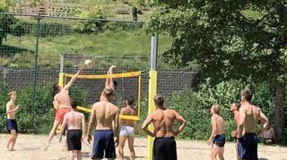Alternative Einheit: Beachvolleyball im Oppenauer Freibad.