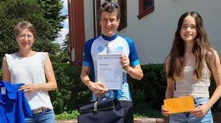 Stadtradeln-Koordinatorin Catrin Nähr (v. l.) übergibt die Gewinne an Klaus Freyburger und Amelie Kobylansyj.
