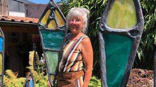 Bunte Glas- und Stahlobjekte zeigt die Künstlerin Claudia Rippl.