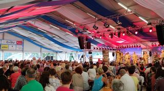 Das Festzelt ist mit etwa 400 Personen gefüllt – die Besucher sind anfangs noch zurückhaltend, tanzen und singen dann sehr wohl mit.