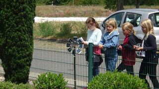 Lisa (v. l.), Isabelle, Nora und Sophie begutachten kritisch ein reichlich bepflanztes Areal.