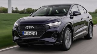 Hohe, aufrechtstehende Front, große Räder und eine kraftvolle Karosserie, ohne dabei klobig zu wirken: der Audi Q4 Sportback e-tron.