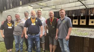 Bringen zahlreiche Medaillen mit nach Ketsch: Eva-Maria Kurz (v. l.), Uwe Schlageter, Thomas Keßler, Torsten Niedermeyer, Andreas Bofinger und Joachim Karger mit dem SGi-Vorsitzenden Dominik Schmidt.