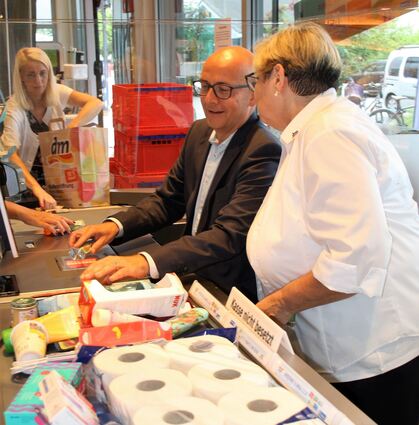 Waren scannen für den guten Zweck: Eine Stunde lang kassiert Oberbürgermeister Dr. René Pöltl zugunsten des Tafelladens "Appel + Ei".