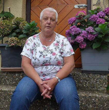 Helga Wiegand war über 37 Jahre als Kirchendienerin und Hausmeisterin tätig. Jetzt hat sie mehr Zeit für sich. Der evangelischen Kirchengemeinde bleibt die 63-Jährige, hier in ihrem Garten, aber selbstverständlich sehr gerne verbunden.