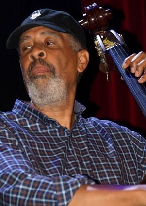 Stanley Clarke wird eins mit seinem Bass.