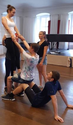 Es geht auch artistisch zu im Stück.