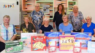 Doris Bieniek, Sabine Geschwill und Christa Burkhardt (stehend v. l.) freuen sich über die Sachspende für den Spieletreff und das Gedächtnistraining.