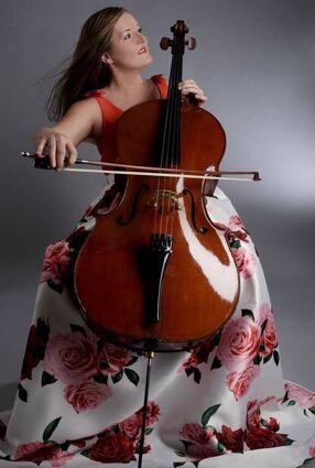 Alexandra Netzold spielt ein Violoncello von Hannibal Fagnola aus Torino aus dem Jahr 1910.