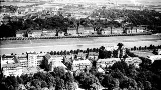 Blick über den Neckar auf das Krankenhaus, das ab 1913 mit langer Kriegsunterbrechung errichtet wurde.