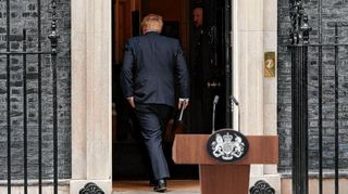 Boris Johnson, Premierminister von Großbritannien, geht zurück ins Haus, nachdem er eine Erklärung abgegeben hat.