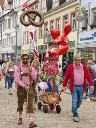 Ein kleiner Umzug durch die Maximilian-straße kündet vom beginnenden Fest.