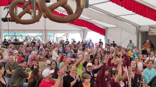 Endlich wieder Festzeltstimmung: Die Brezelfestbesucher freuen sich, dass das Speyerer Großereignis wieder gefeiert werden kann. Bis Dienstag soll die Stimmung auf dem Festplatz anhalten – die Wetterprognose ist vielversprechend.