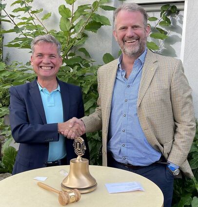 Boris Weber (r.) übernimmt die Präsidentschaft des Lions-Clubs Speyer, symbolisiert durch die Amtsglocke, von Alexander Schmidt.
