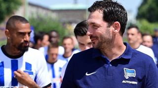 Herthas neuer Cheftrainer Sandro Schwarz (rechts) hat ambitionierte fußballerische Ziele und setzt auf Routinier Kevin-Prince Boateng (links).