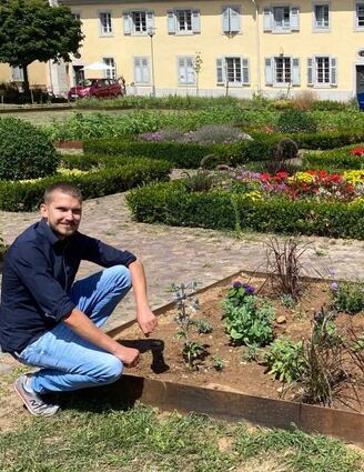 SZ-Gartenexperte Julian Friedrich am Zeitungsbeet im Marstall.