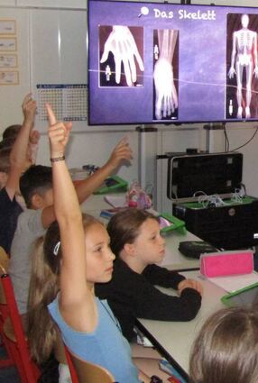 Ein Blick ins Klassenzimmer der 3b und den neuen Apple-Bildschirm.