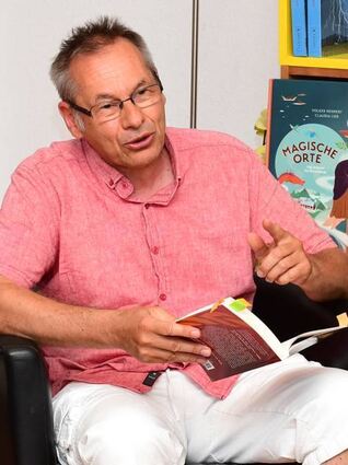 Der in Brühl lebende Autor Erik Hauser liest aus „Das Erbe der Wölfe“.