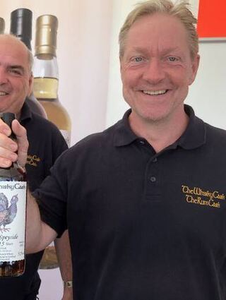Michael Lelle und Jens Owczarek lüften das Geheimnis ihrer Messeabfüllung. Der 15-jährige Speyside ist ein Macallan.