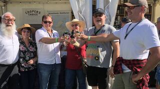 Eine lustige Truppe reiste eigens aus Zweibrücken nach Schwetzingen an. Whisky-Legende Andy Mc Neill (links) freut sich über das Wiedersehen und gibt gleich mal ein Gläschen aus.