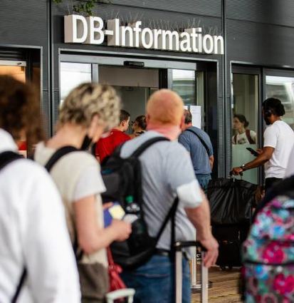 Eine lange Schlange vor dem DB-Infoschalter in Stuttgart.