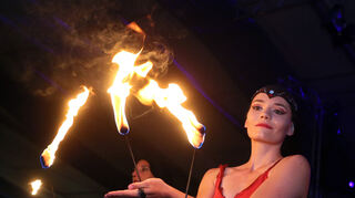 Die Feuershow begeistert die Besucher im Festzelt.