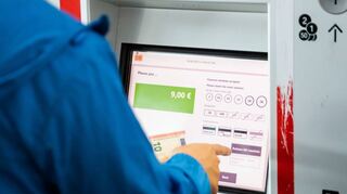 Ein Fahrgast kauft sich ein 9-Euro-Ticket.