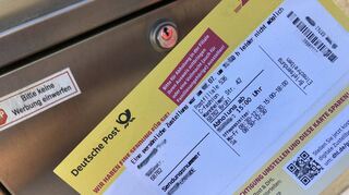 Recht häufig scheint zurzeit nicht das Paket abgegeben, sondern ein Abholschein eingeworfen zu werden. Das spart – so wird seitens der Dienstleistungsgewerkschaft Verdi gemutmaßt – viel Zeit für den Zusteller.