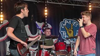 Jede Menge Bands zu entdecken: „Too Hot to Handle“ um den Ex-Gaußianer Tobias Ernst spielt unter anderem den Metallica-Klassiker „The Memory Remains“.