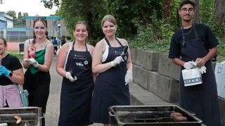 Nicht nur auf der Bühne geht es heiß her bei „Gauß rockt“: Am Grill sorgen Emma (v. l.), Madeleine, Anna, Jule, Eva und Adar dafür, dass keiner hungrig bleiben muss.