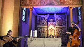 Das französische Duo Claire Antonini (v. l.) und Renaud Garcia-Fons schaffte es musikalisch mit Theorbe und Kontrabass, das Publikum in der katholischen Kirche St. Sebastian in eine andere Welt zu entführen.
