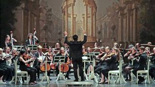 Das Jugendsinfonieorchester Stuttgart spielt im Rokokotheater und verzaubert vor historischer Kulisse.