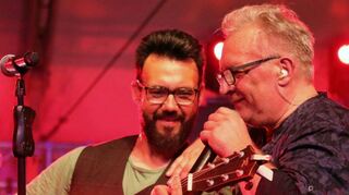 Frontmann Klaus Pfreundner (r.) muss ohne seinen erkrankten Kollegen Lars Rau auskommen, erhält aber spontane Unterstützung von Sänger Matze.