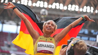 ARCHIV - 03.08.2021, Japan, Tokio: Leichtathletik: Olympia, Weitsprung, Frauen, Finale im Olympiastadion. Malaika Mihambo aus Deutschland jubelt über Gold. (zu dpa «Olympiasiegerin Mihambo findet Russland-Sanktionen «legitim»») Foto: Michael Kappeler/dpa +++ dpa-Bildfunk +++