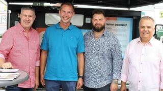 Lockere Gesprächsrunde beim Tag der offenen Tür der Firma Rung und Moos: Joachim Llambi (v. l.), Kai Wagner vom Unternehmen S-Klima und die Geschäftsführer Rami Arnaout und Hassan Arnaout fachsimpeln hier über Klimatechnik.