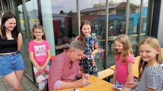 Glühende Let's Dance-Fans: Nayeli (v. l.), Anthea, Navina, Marietta und Hanna freuten sich unbändig über die Autogramme von Joachim Llambi. Bild: Widdrat