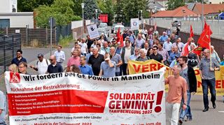 Beschäftigte von GE Power in Mannheim auf dem Weg vom Kulturhaus Käfertal zum Standort in der Turbinenstraße.