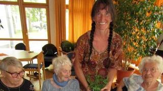 Ingeborg Boelsen, Doris Muszeika und Marianne Straus (v. l.) fragen bei Expertin Barbara Eberle nach.