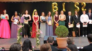 Die Preisträgerinnen und Preisträger am Hebel-Gymnasium: Im Hintergrund sind gut die aufblasbaren Buchstaben zu sehen. Das A hat sich schon hinter einer Preisträgerin versteckt und die 22 haben sich verdreht, sodass die so passende Bezeichnung eines Abi-Jahrgangs mit „Biss“ entstanden ist.