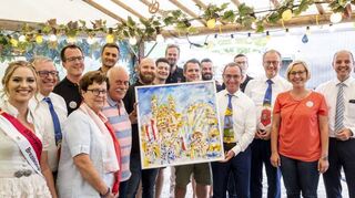 Die VR Bank ersteigert beim Serviceclub Round Table 63 Speyer und deren Präsidenten Daniel Lutz das Brezelfestbild von Kunstmaler Johannes Doerr.