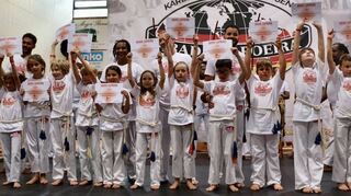 Die Capoeira-Kinder erhalten ihre Kordeln und Urkunden bei der „Taufe“ – da darf man ruhig auch ein wenig stolz sein.