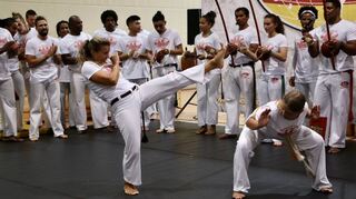 Beeindruckende Techniken: Die Capoeiristas lassen beim Internationalen Capoeira Treffen in der Nordstadthalle Schwetzingen ihre Füße schwingen.