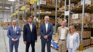 Freude über die Einweihung vor dem Hochregallager (v. l.): Bürgermeister Timo Wangler, LGI-Standortleiter Maximilian Diefenthäler, Bernd Schwenger (Vorsitzender der Geschäftsführung LGI), Holger Funk (Geschäftsführer Finanzen LGI) und Martina Weihing (Electronics & Health Care LGI).
