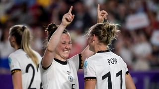 Möchte auch gegen Spanien wieder jubeln: Abwehrchefin Marina Hegering (l.) zeigte gegen Dänemark eine starke Leistung.