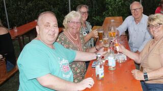 Haben Spaß auf dem „Gockelfest“: Michael (v.l.), Ehefrau Petra, Linda, Heinz und Heidi aus Hockenheim.
